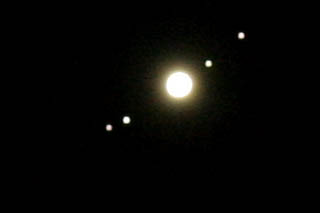 Jupiter-moons_020505.jpg (5629 bytes)