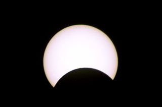 solar_eclipse_031005_1039_1.jpg (5915 bytes)
